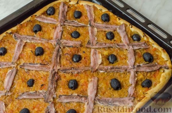 Дрожжевой луковый пирог "Писсаладьер" с помидорами, анчоусами и маслинами