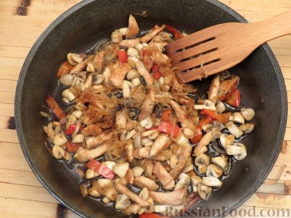 Фунчоза с индейкой, грибами и сладким перцем