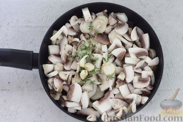 Гречневые мини-киши с грибами, карамелизованным луком и сыром