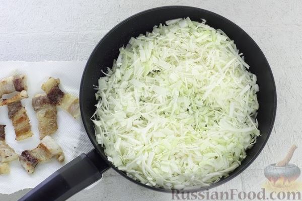 Картофельное пюре с белокочанной капустой, зелёным луком и беконом