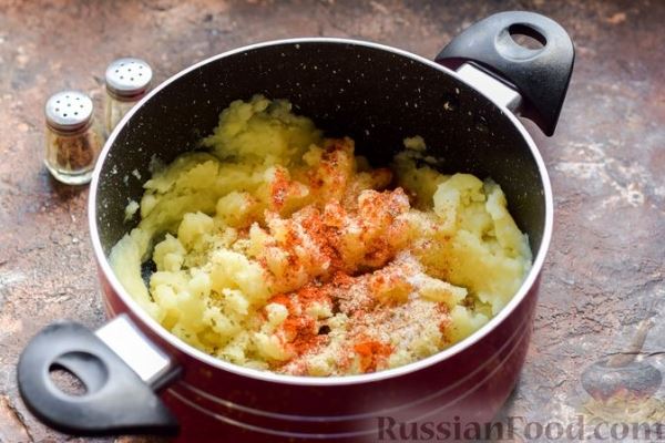 Картофельные зразы с начинкой из солёных огурцов и моркови