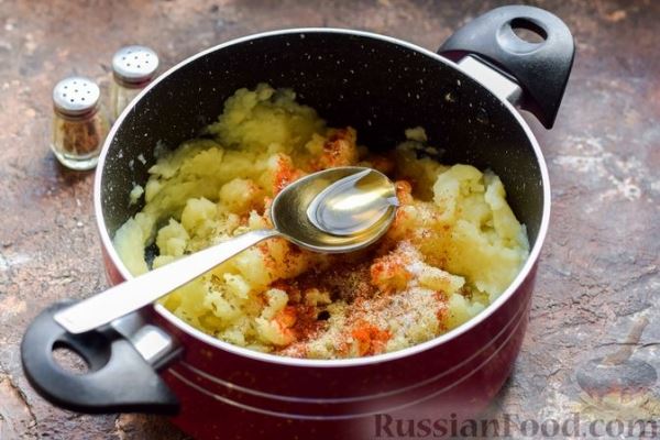 Картофельные зразы с начинкой из солёных огурцов и моркови