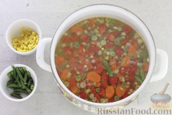 Куриный суп со щавелем, стручковой фасолью и кукурузой