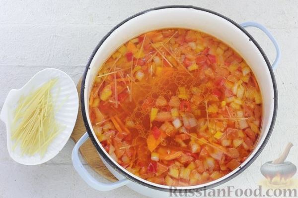 Куриный суп со спагетти, капустой, помидорами и сладким перцем