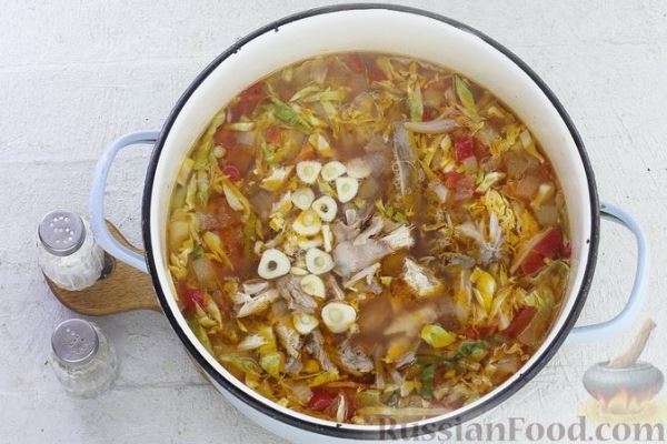 Куриный суп со спагетти, капустой, помидорами и сладким перцем