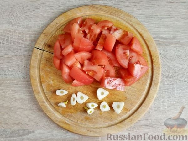 Макароны с тушёнкой, помидорами и сыром