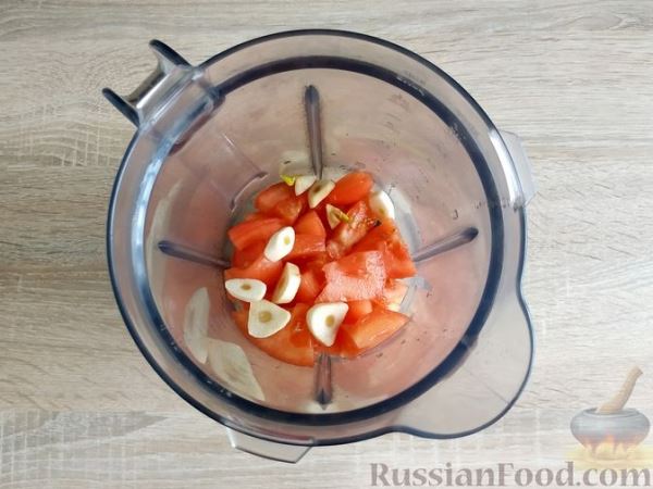 Макароны с тушёнкой, помидорами и сыром
