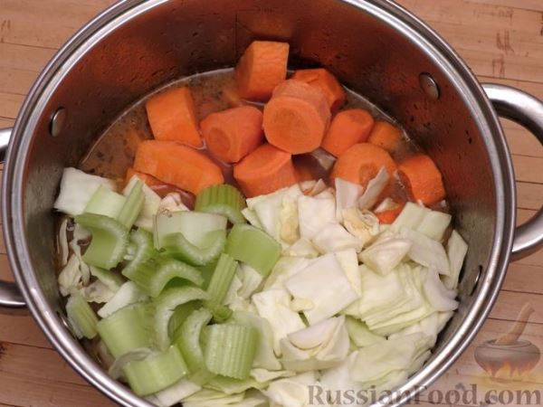 Рагу из говядины с капустой, морковью и сельдереем
