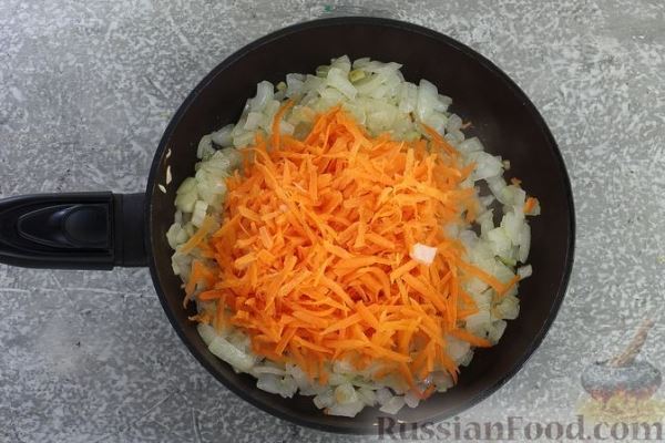 Расстегаи с курицей, луком и морковью
