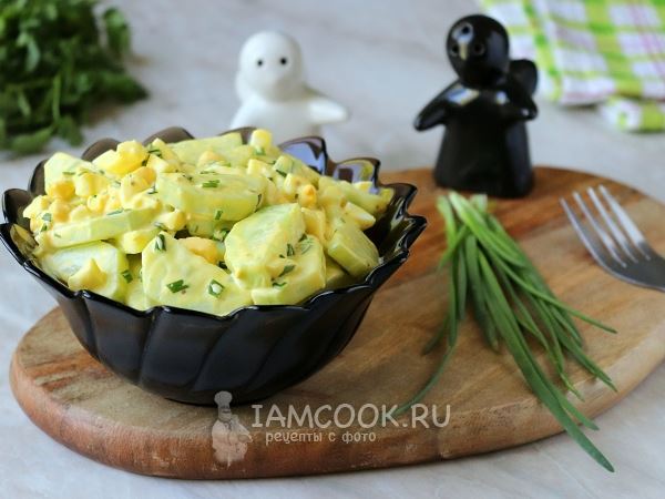 Салат с огурцом, яйцом и зеленым луком