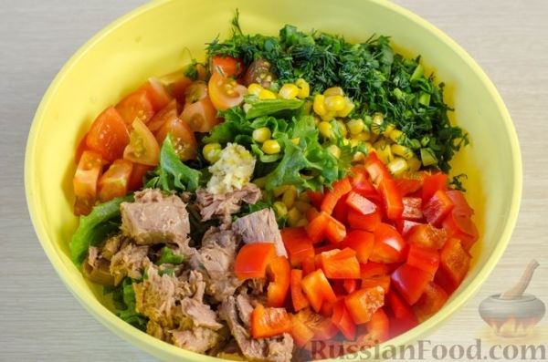 Салат с тунцом, помидорами, кукурузой и болгарским перцем