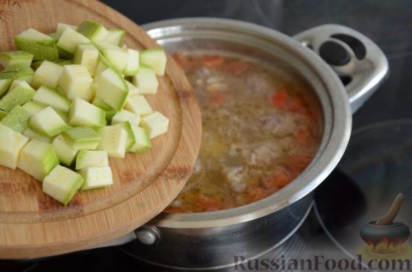 Суп с мясными фрикадельками, кабачками и помидорами