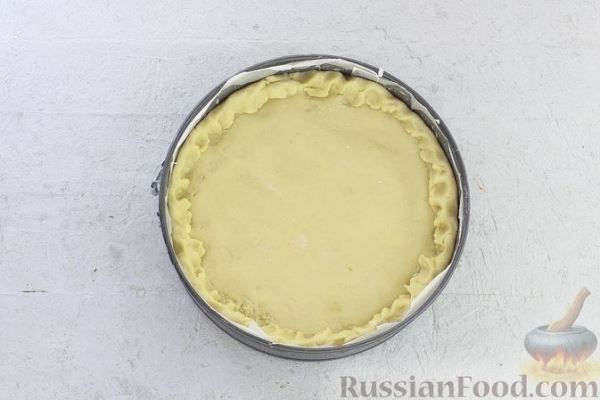 Закрытый песочный пирог с орехами в сливочно-медовой карамели