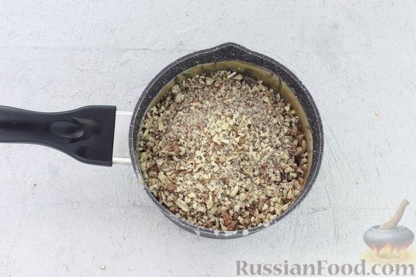 Закрытый песочный пирог с орехами в сливочно-медовой карамели